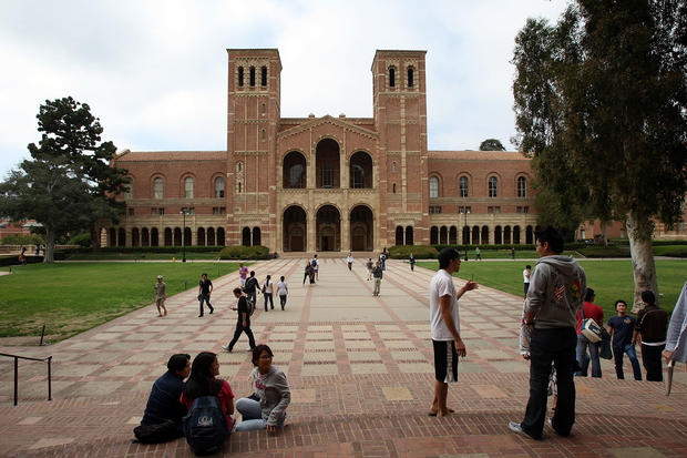 Students walk on UCLA campus 
