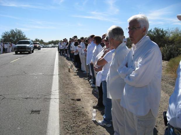 ciitizen_mourners_lining_the_highway_to_church_640x480.jpg 