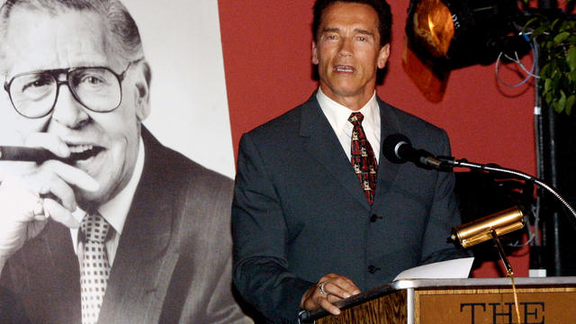 friars-club-arnold-schwarzenegger-milton-berle-1542814.jpg 