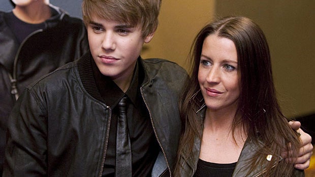 001-bieber-and-mom.jpg 