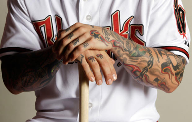 Diamondbacks' Ryan Roberts shows his tattoos 