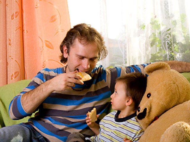 dad_son_eating_iStock_00000.jpg 