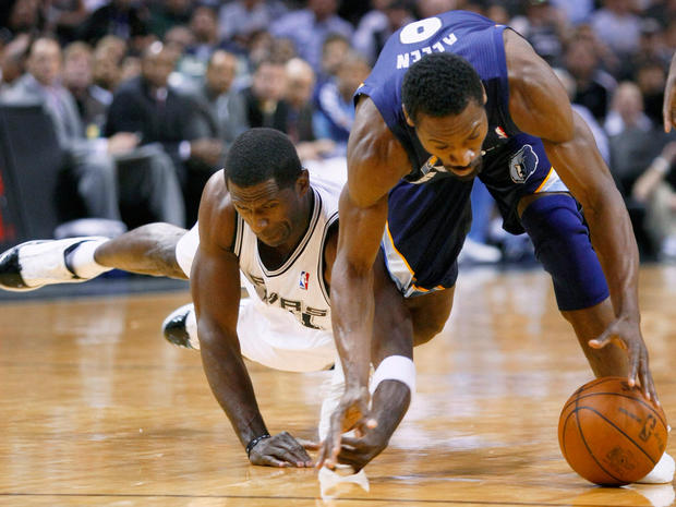 Antonio McDyess chases a loose ball 