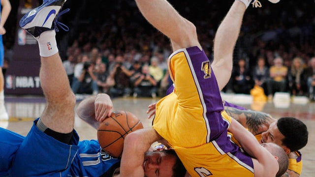 Jose Juan Barea fights for a loose ball 