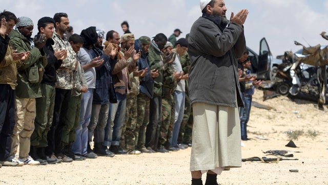 Libya rebels pray 