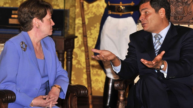 Ecuadorean President Rafael Correa (R) speaks with US Ambassador Heather Hodges 