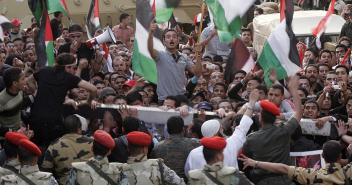 Army beats people as it breaks up Egypt protest - CBS News