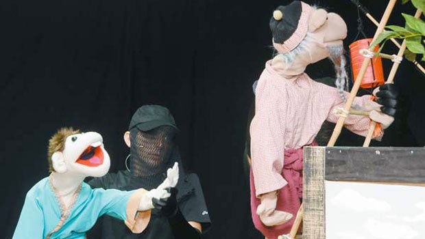 Giant puppets robbed from Hawaii troupe, no strings attached - CBS News