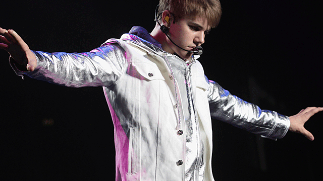 022-bieber-in-milan.gif 