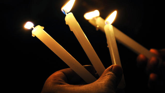 candlelight-vigil_103093905.jpg 