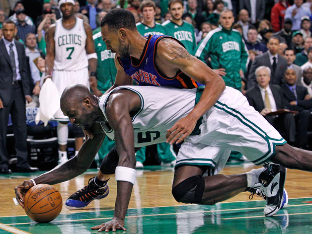 Kevin Garnett steals the ball from New York Knicks forward Jared Jeffries 