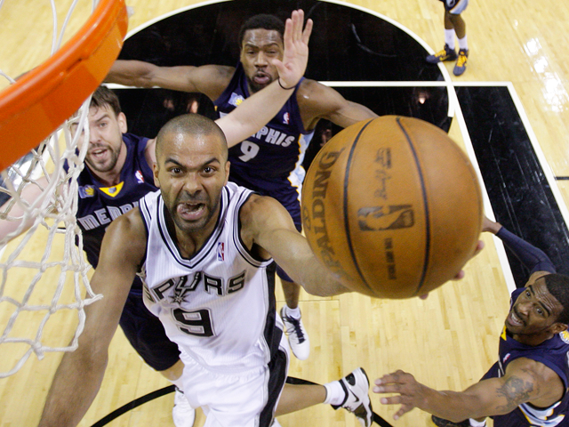 Tony Parker drives to the basket