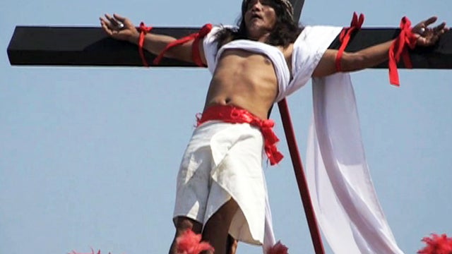 extra_423_crucify_manila.jpg 