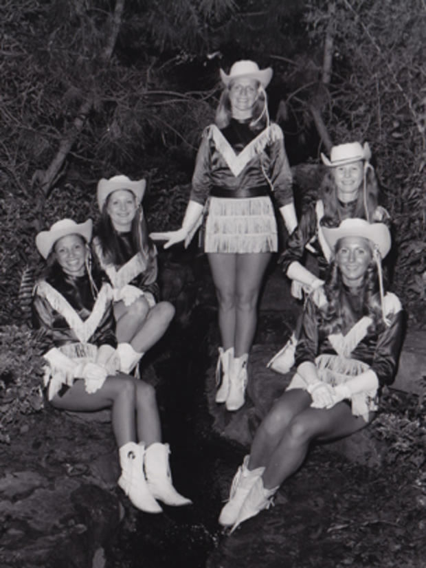 Lisa Stone, second right, and Tina Wiley, bottom left, posing with teammates in 1977. 