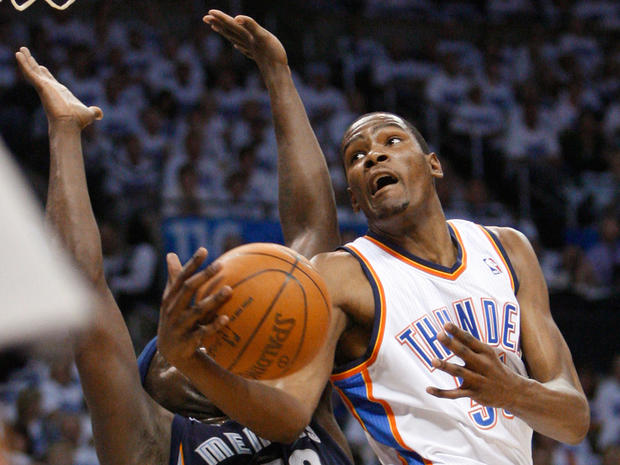 Kevin Durant shoots in front of Zach Randolph 