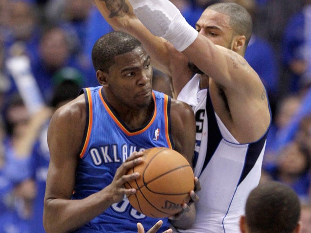 Kevin Durant looks to pass 