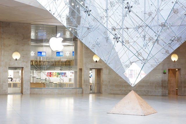 Paris-Lourve-Apple.jpg 