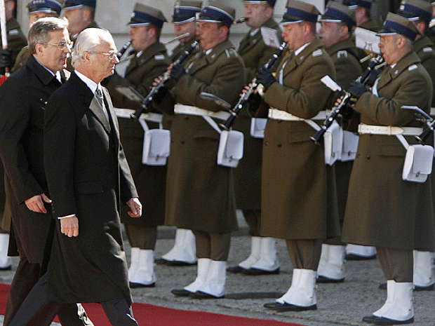025-swe-king-in-poland.gif 