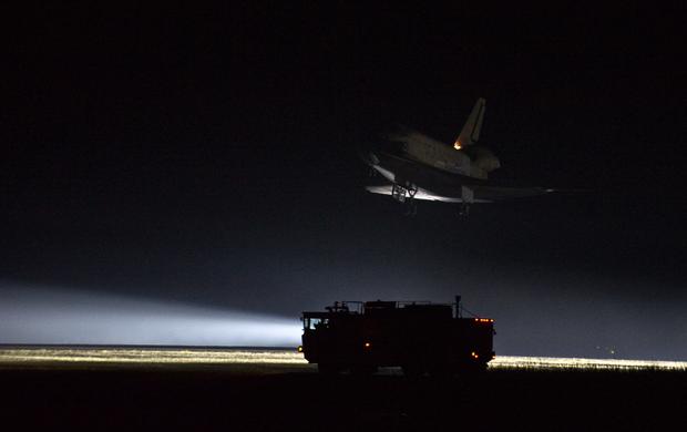 Space shuttle Endeavour comes in to land 