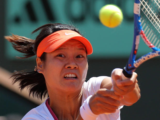 China's Li Na returns the ball to Russia's Maria Sharapova  