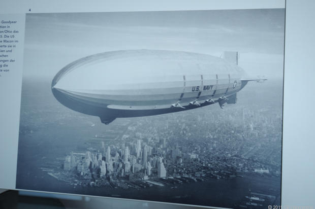 Photo_of_US_Navy_zeppelin_over_NY.jpg 