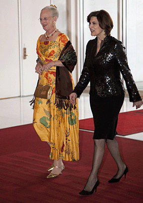009-a-den-margrethe--in-and.gif 