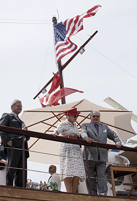 013--den-margethe-on-deck.gif 