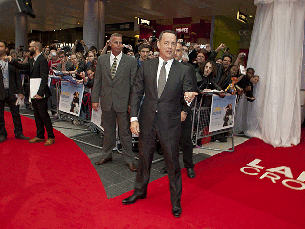 014-prem-om-hanks-on-carpet.gif 
