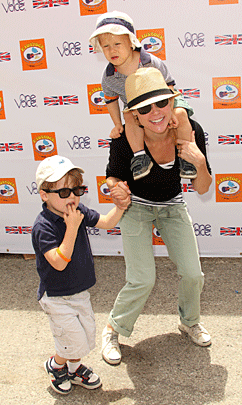 016-kidstock--julie--bowen.gif 