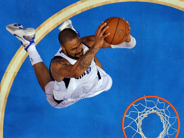 Tyson Chandler dunks  