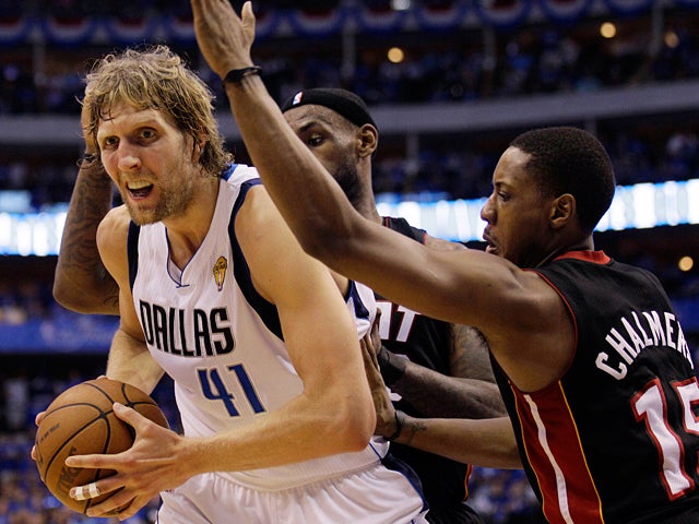 Dirk Nowitzki drives past Mario Chalmers 