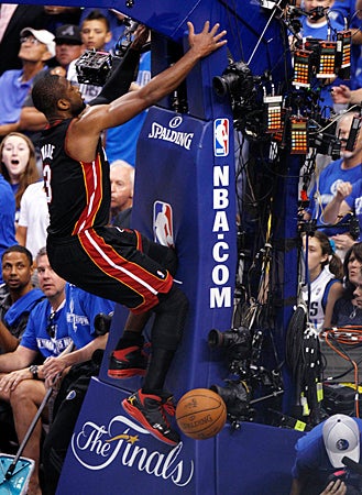 Dwyane Wade runs into the basket 