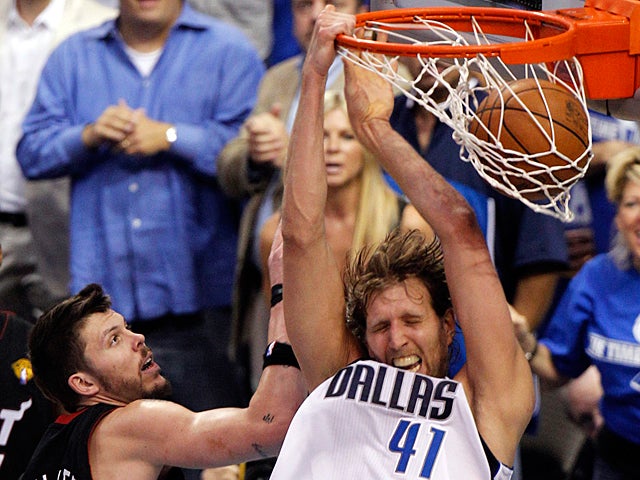 Dirk Nowitzki dunks past Mike Miller 