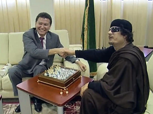 Muammar Qaddafi shakes hands with Kirsan Ilyumzhinov 
