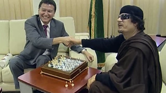 Muammar Qaddafi shakes hands with Kirsan Ilyumzhinov 