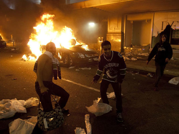 Vancouver Canucks fans riot after losing Stanley Cup final 