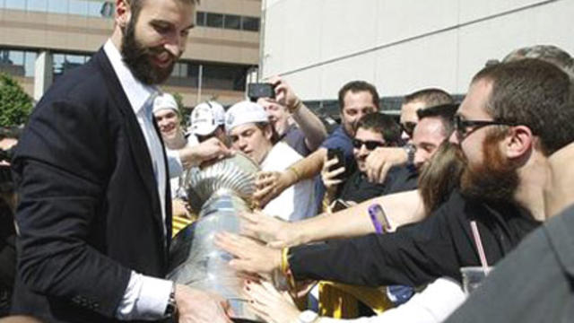 chara-with-fans.jpg 