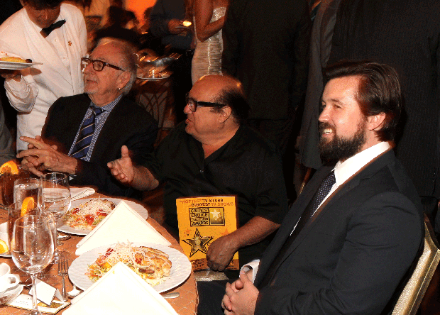 006-CRITICS--DEVITO.gif 