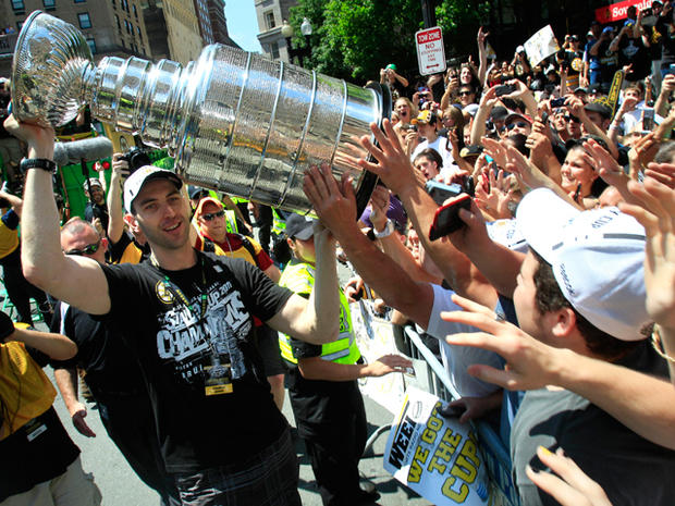 Zdeno Chara carries the Stanley Cup 