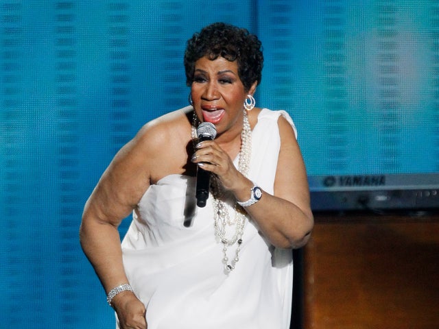Aretha Franklin fractures toe on Jimmy Choo heel - CBS News