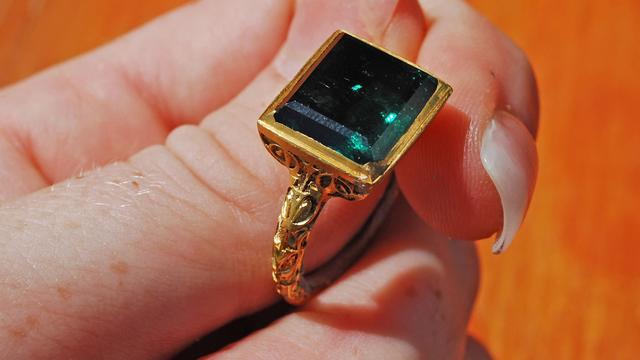 emerald-ring.jpg 
