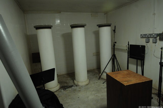 Echo_chamber_with_pillars.jpg 