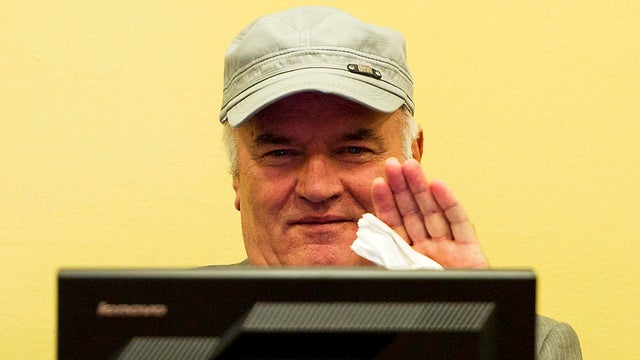 Mladic waves at courtroom 