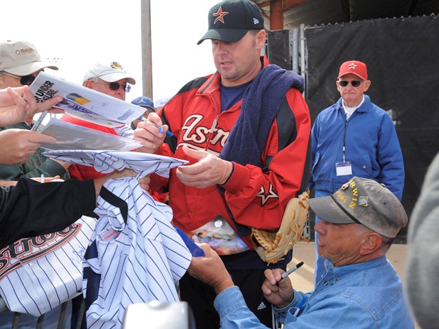 Roger Clemens signs autographs 