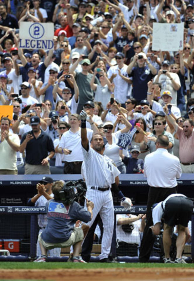 Derek Jeter waves to the cheering crowd 