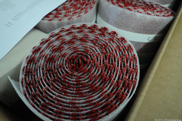 Spools_of_small_red_handles.jpg 