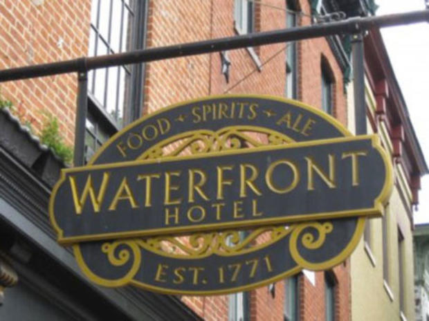 8/10 Food &amp; Drink - Waterfront Hotel 