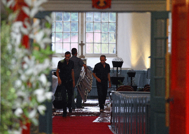 001-church-inside.gif 
