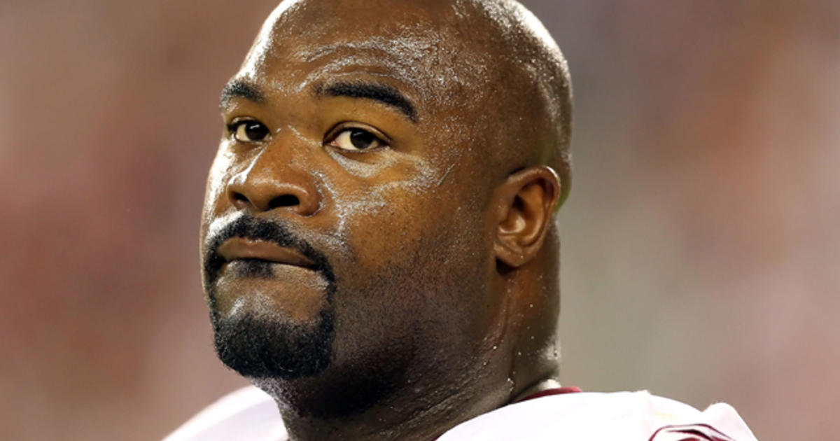 Patriots' Vince Wilfork uses one hand to pull woman from crashed SUV - Los  Angeles Times