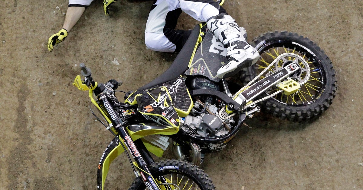 Travis Pastrana hurt in nasty fall at X Games CBS News(02)